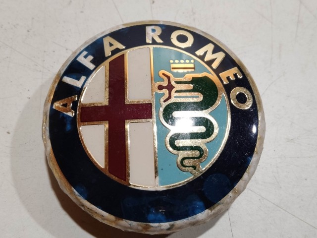 201987 Alfa Romeo 145,146, 147,156,166,Gt alufelni közép kupak a képen látható állapotban