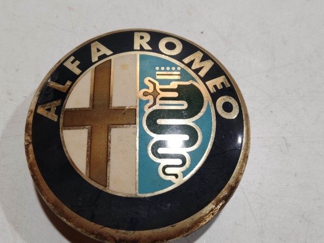 201988 Alfa Romeo 145,146, 147,156,166,Gt alufelni közép kupak a képen látható állapotban