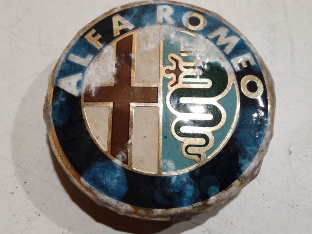 201991 Alfa Romeo 145,146, 147,156,166,Gt alufelni közép kupak a képen látható állapotban
