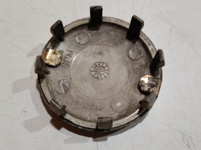 201995 Alfa Romeo 145,146, 147,156,166,Gt alufelni közép kupak a képen látható állapotban