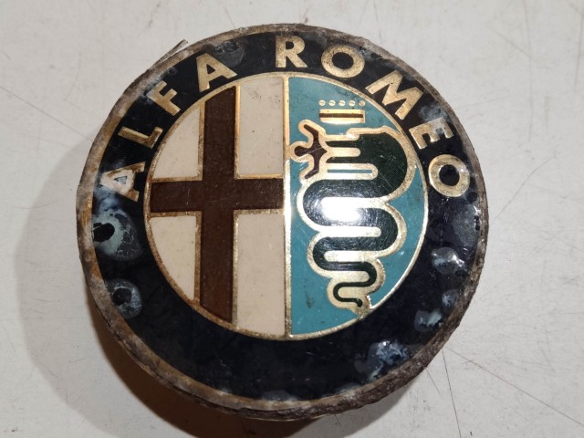 204002 Alfa Romeo 145,146, 147,156,166,Gt alufelni közép kupak a képen látható állapotban