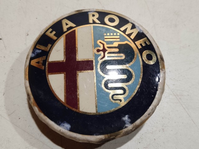 204013 Alfa Romeo 145,146, 147,156,166,Gt alufelni közép kupak a képen látható állapotban