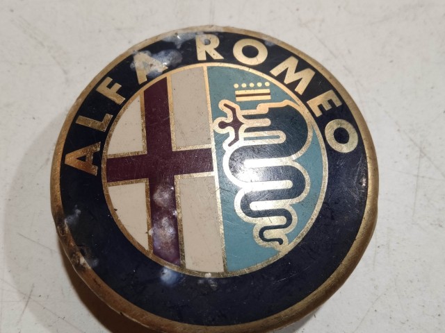204018 Alfa Romeo 145,146, 147,156,166,Gt alufelni közép kupak a képen látható állapotban