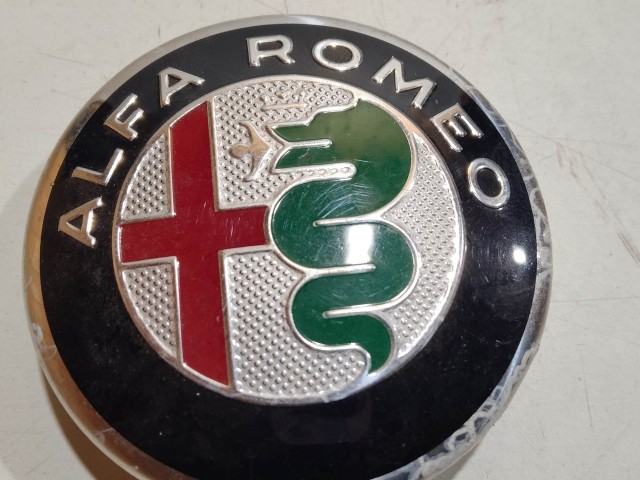 204027 Alfa Romeo 159, Giulietta Felni közép kupak, a képen látható sérüléssel