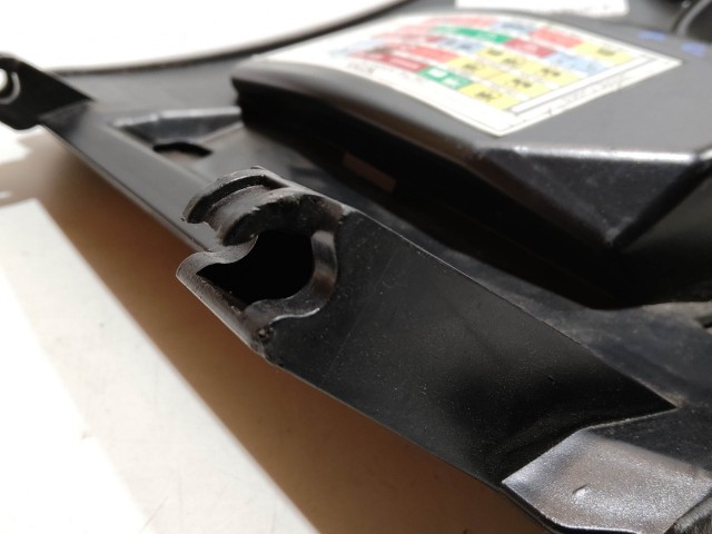 204057 Alfa Romeo 159 műszerfal alsó burkolat