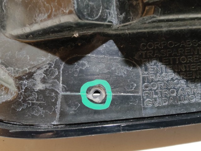 204060 Fiat Punto Evo bal hátsó lámpa, a képen látható sérüléssel, ocál csatlakozós kivitel!!!