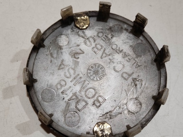 204070 Alfa Romeo 159, Brera, Spider, Giulietta alufelni közép kupak, a képen látható állapotban