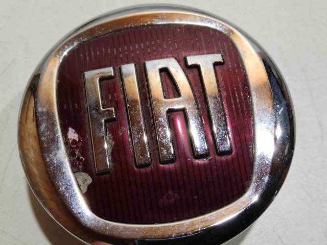 Fiat Felni közép kupak Használt  Bordó, króm a képen látható sérüléssel