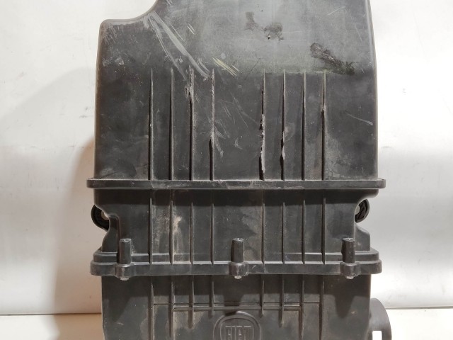 204135 Fiat 500 1,2 8v benzin légszűrőház a képen látható sérüléssel 51798943