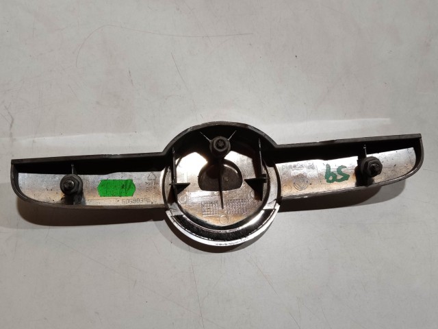 204219 Alfa Romeo 159 2005-2011 első embléma, embléma tartó a képen látható állapotban