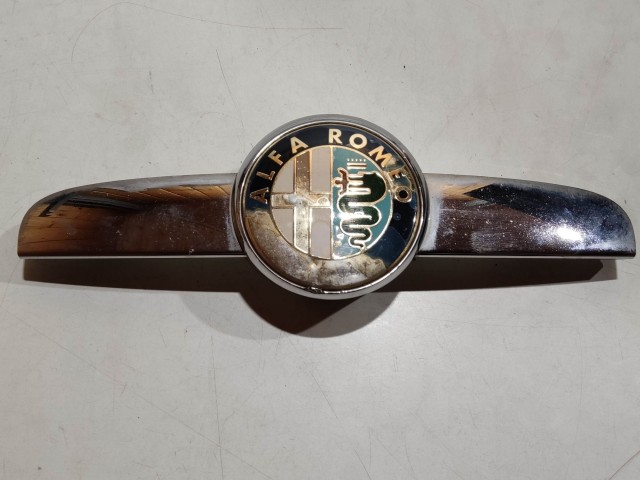 204219 Alfa Romeo 159 2005-2011 első embléma, embléma tartó a képen látható állapotban