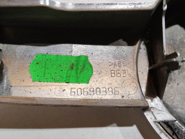 204219 Alfa Romeo 159 2005-2011 első embléma, embléma tartó a képen látható állapotban