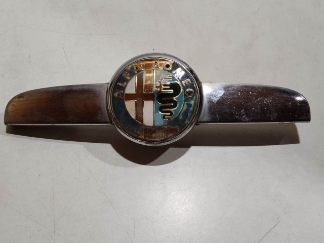 204220 Alfa Romeo 159 2005-2011 első embléma, embléma tartó a képen látható állapotban