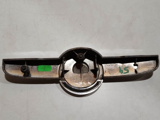 204220 Alfa Romeo 159 2005-2011 első embléma, embléma tartó a képen látható állapotban