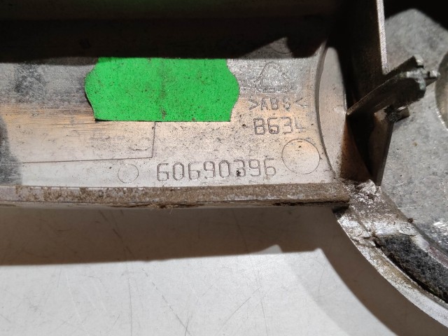 204220 Alfa Romeo 159 2005-2011 első embléma, embléma tartó a képen látható állapotban