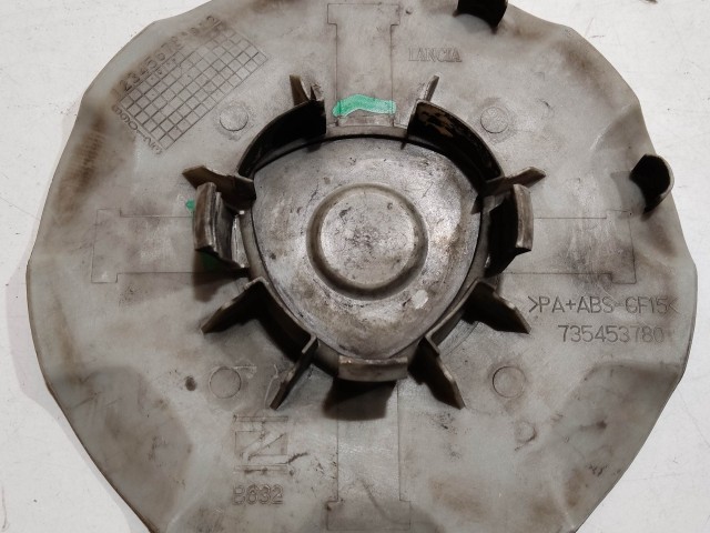 204299 Lancia Delta 2008-2014 Felni közép kupak, a képen látható sérüléssel