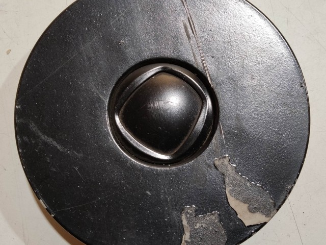 Fiat Bravo 2007-2014 2007-2014 Felni közép kupak használt  Ezüst, bordó felirat (feketére festett) a képen látható sérüléssel