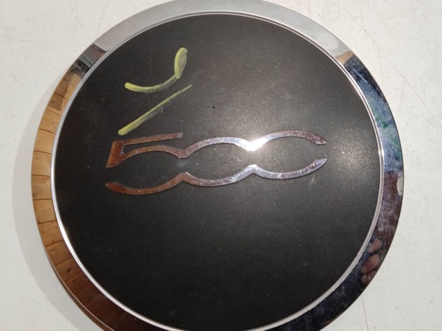 204304 Fiat 500 2007- felni közép kupak, a képen látható állapotban 51884863