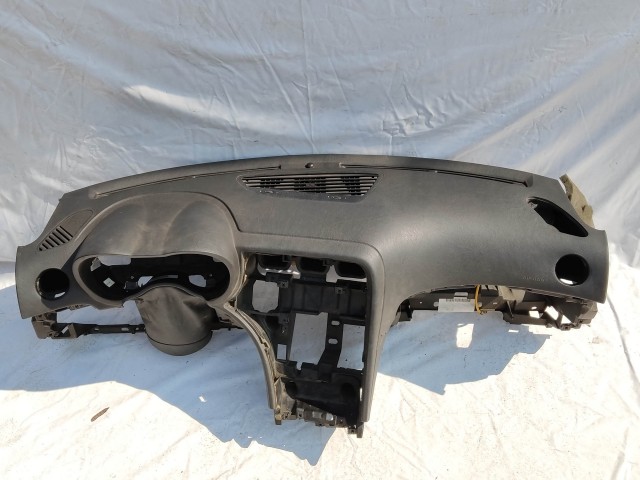 204357 Alfa Romeo 159 2005-2011 fekete színű műszerfal párna, utasoldali légzsákkal, a képen látható sérüléssel