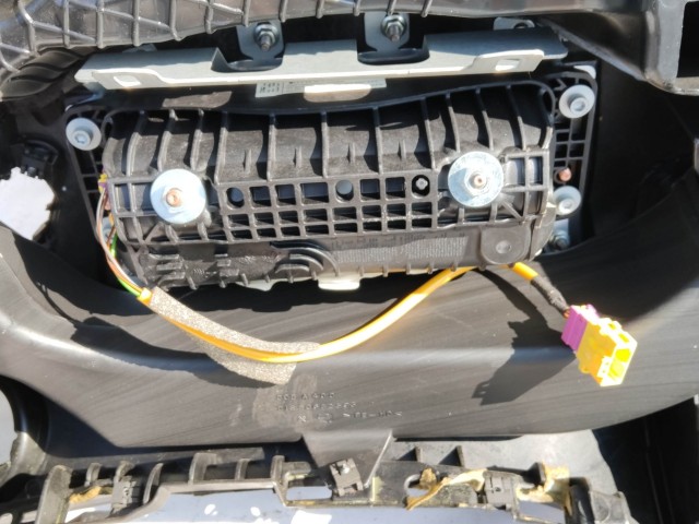 204359 Alfa Romeo 159 2005-2011 fekete színű műszerfal párna, utasoldali légzsákkal, a képen látható sérüléssel