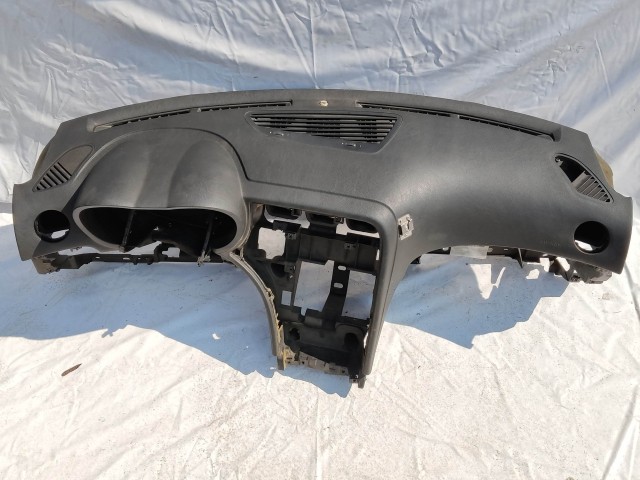 204359 Alfa Romeo 159 2005-2011 fekete színű műszerfal párna, utasoldali légzsákkal, a képen látható sérüléssel