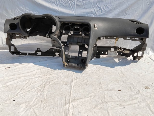 204359 Alfa Romeo 159 2005-2011 fekete színű műszerfal párna, utasoldali légzsákkal, a képen látható sérüléssel