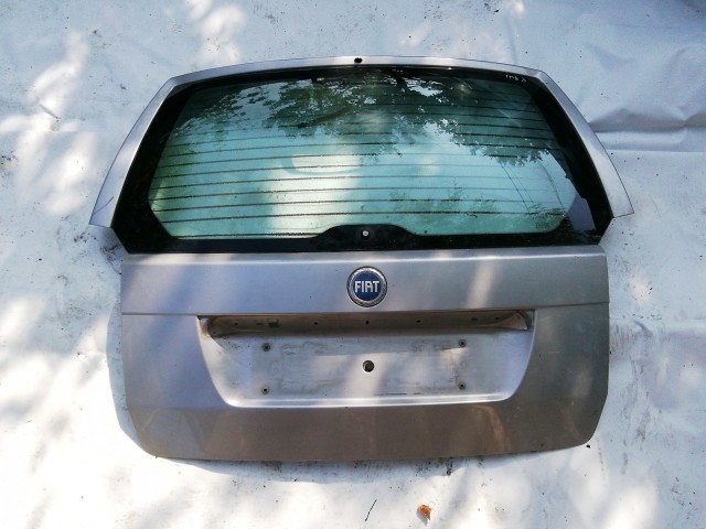 202282 Fiat Idea 2003-2012 csomagtérajtó, a képen látható sérüléssel