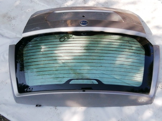 202282 Fiat Idea 2003-2012 csomagtérajtó, a képen látható sérüléssel