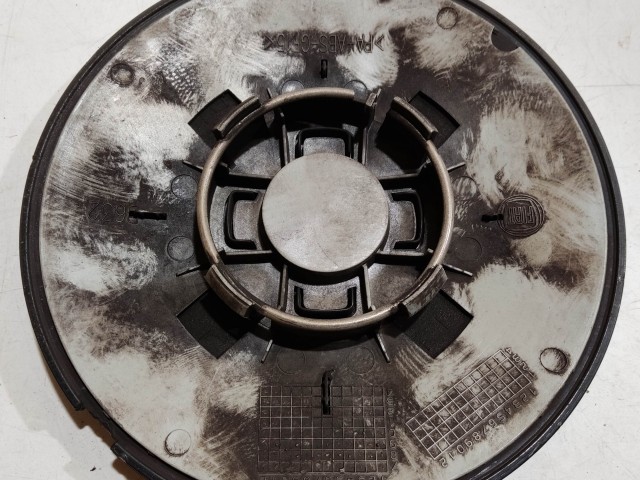 204402 Fiat 500 2007- felni közép kupak, a képen látható állapotban 51884863