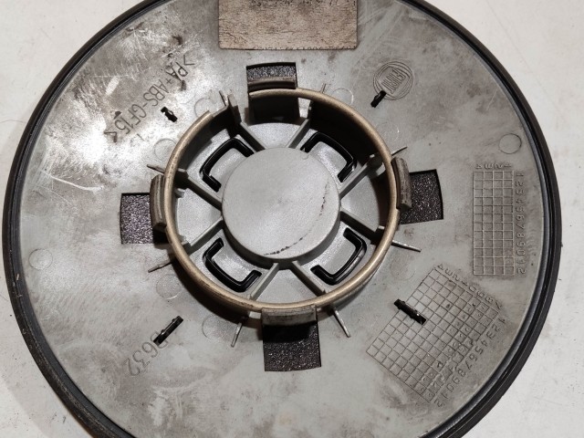 204413 Fiat 500 2007- felni közép kupak, a képen látható állapotban 51884863