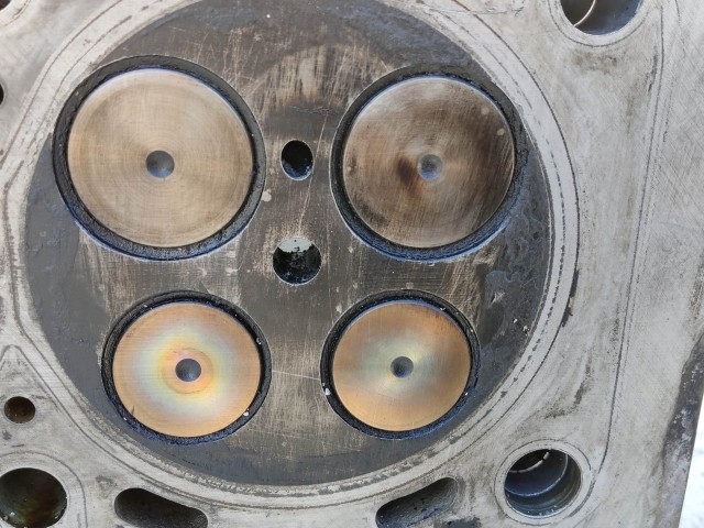 166245 Alfa Romeo 159, 156, 147, Gt 1,9 16v Diesel hengerfej, 5 mm szelepszárral a képen látható sérüléssel