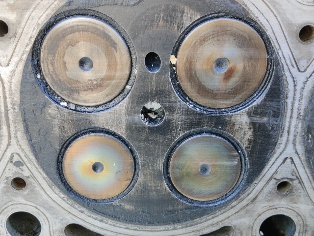 166245 Alfa Romeo 159, 156, 147, Gt 1,9 16v Diesel hengerfej, 5 mm szelepszárral a képen látható sérüléssel