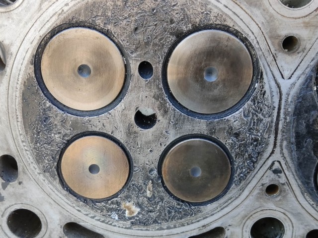 166245 Alfa Romeo 159, 156, 147, Gt 1,9 16v Diesel hengerfej, 5 mm szelepszárral a képen látható sérüléssel