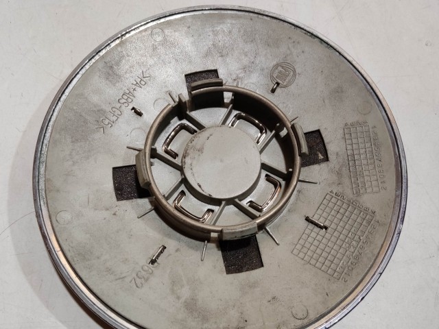 204461 Fiat 500 2007- felni közép kupak, a képen látható állapotban 51884863