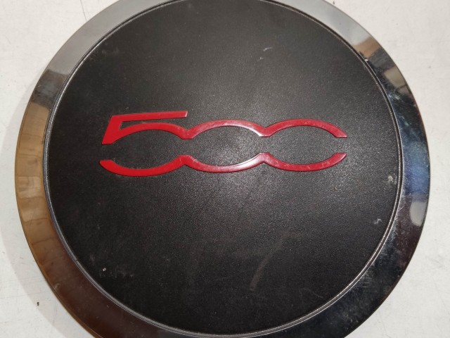 204466 Fiat 500 2007- felni közép kupak, a képen látható állapotban, kettő rögzítő fül törött, rögzítő rugó nélkül!!