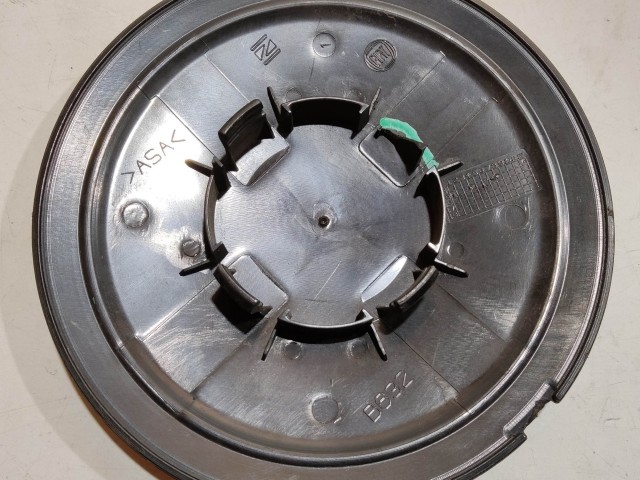 204466 Fiat 500 2007- felni közép kupak, a képen látható állapotban, kettő rögzítő fül törött, rögzítő rugó nélkül!!
