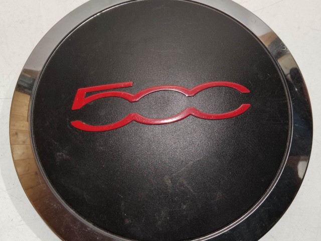 204467 Fiat 500 2007- felni közép kupak, a képen látható állapotban, egy rögzítő fül törött!!