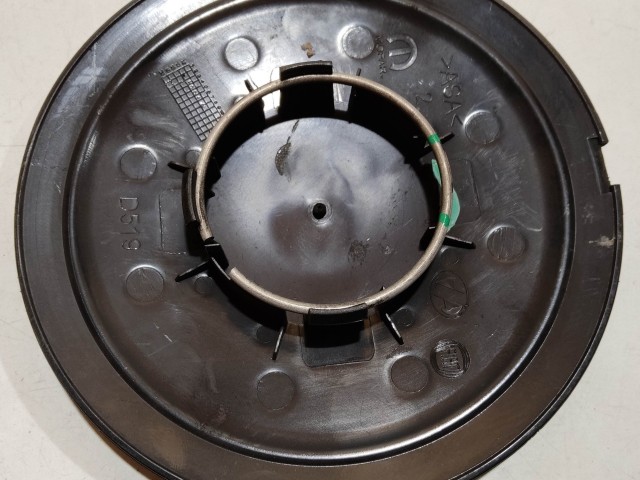 204467 Fiat 500 2007- felni közép kupak, a képen látható állapotban, egy rögzítő fül törött!!