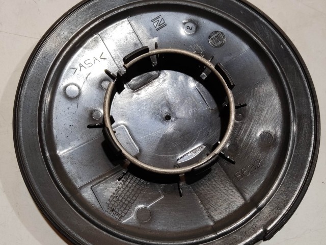 204468 Fiat 500 2007- felni közép kupak, a képen látható állapotban 51884863