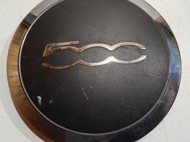 204470 Fiat 500 2007- felni közép kupak, a képen látható állapotban, egy rögzítő fül törött!!!