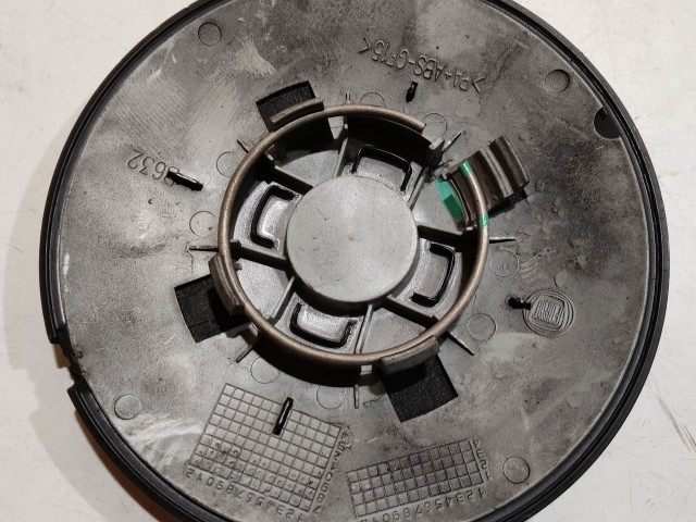 204470 Fiat 500 2007- felni közép kupak, a képen látható állapotban, egy rögzítő fül törött!!!