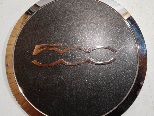 204471 Fiat 500 2007- felni közép kupak, a képen látható állapotban, kettő rögzítő fül törött, rögzítő rugó nélkül!!