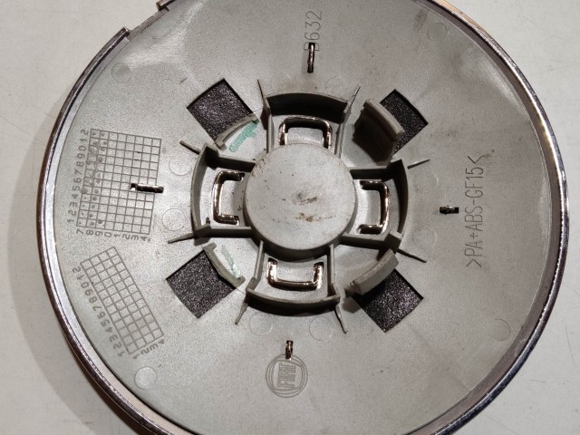 204471 Fiat 500 2007- felni közép kupak, a képen látható állapotban, kettő rögzítő fül törött, rögzítő rugó nélkül!!