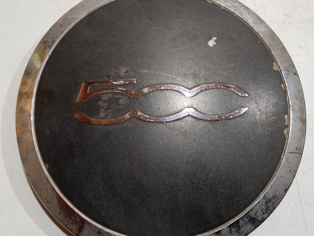 204472 Fiat 500 2007- felni közép kupak, a képen látható állapotban, kettő rögzítő fül törött