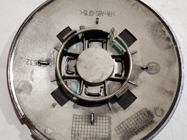 204472 Fiat 500 2007- felni közép kupak, a képen látható állapotban, kettő rögzítő fül törött