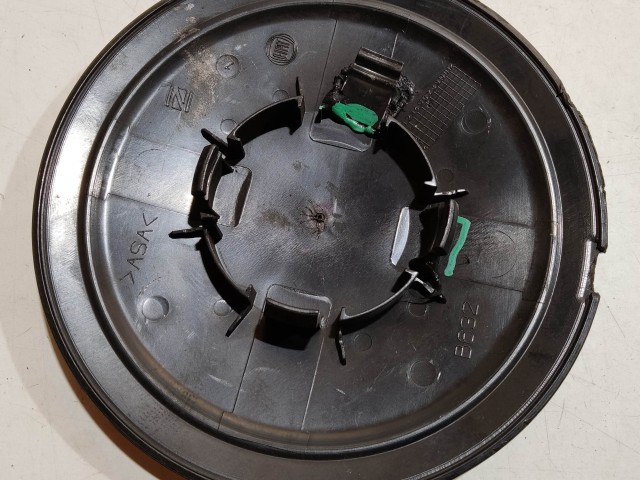 204474 Fiat 500 2007- felni közép kupak, a képen látható állapotban, kettő rögzítő fül törött, rögzítő rugó nélkül!!