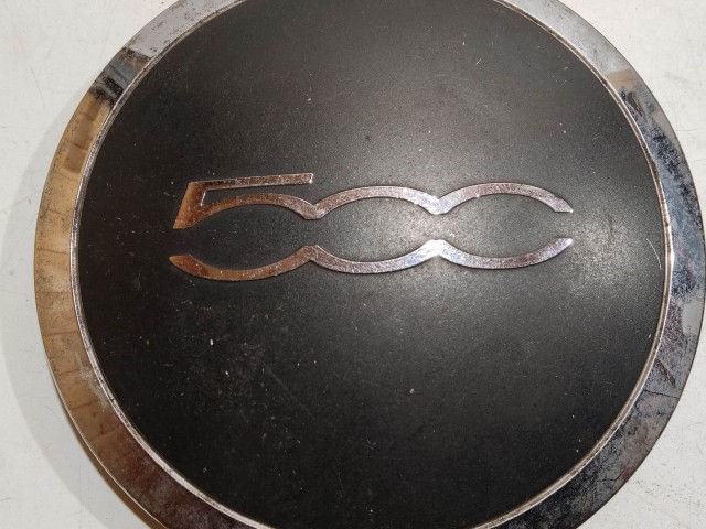 204475 Fiat 500 2007- felni közép kupak, a képen látható állapotban, kettő rögzítő fül törött