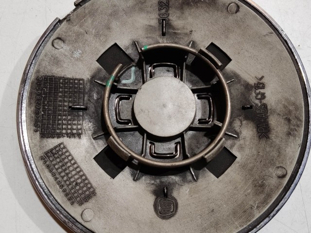 204475 Fiat 500 2007- felni közép kupak, a képen látható állapotban, kettő rögzítő fül törött