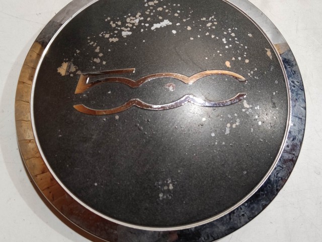 204478 Fiat 500 2007- felni közép kupak, a képen látható állapotban, kettő rögzítő fül törött