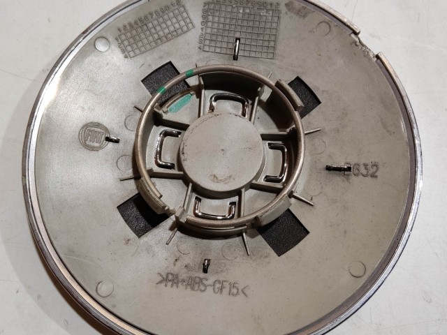 204478 Fiat 500 2007- felni közép kupak, a képen látható állapotban, kettő rögzítő fül törött